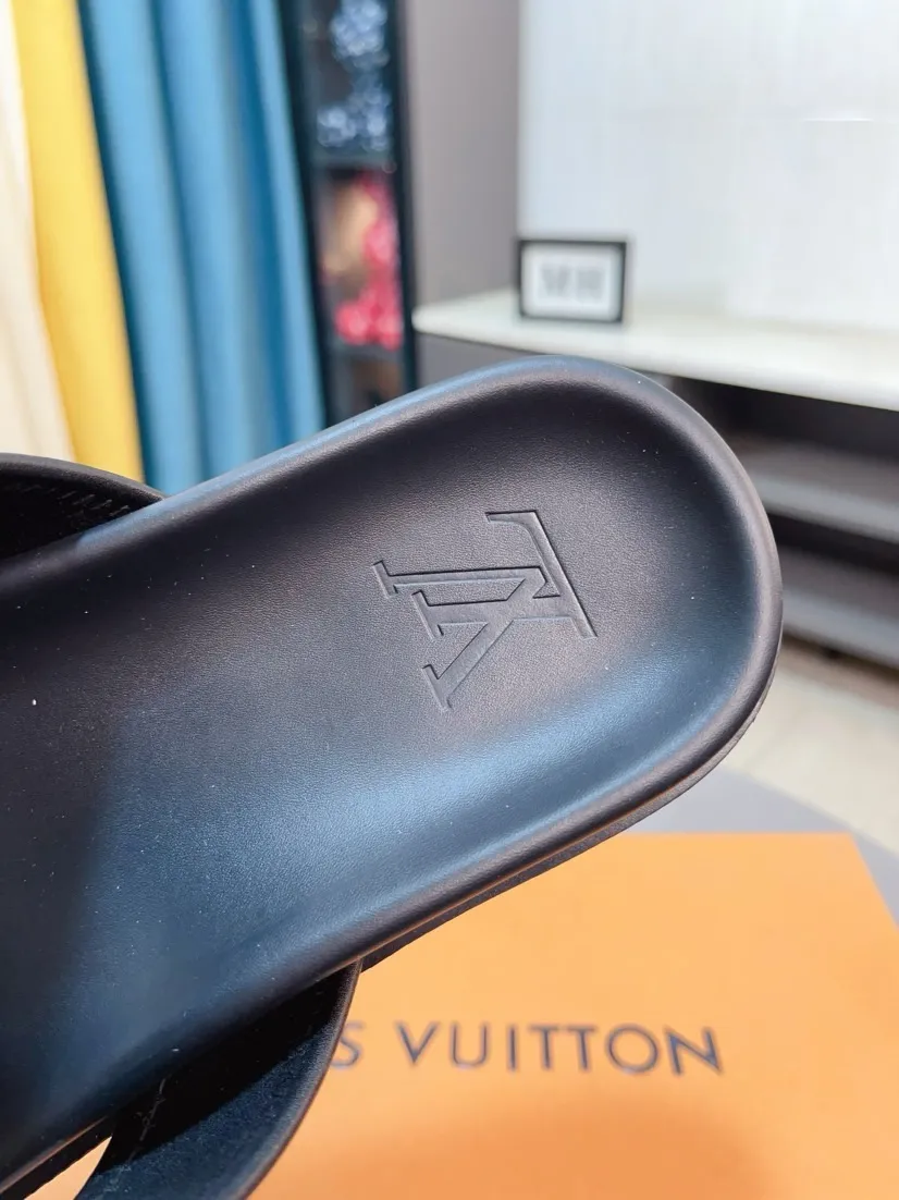 Ex-factory price 320🌹🌹 (lv-Louis Vuitton) new men's sandals, high-end boutique, exquisite embossed logo decoration on the upper, fine workmanship, super soft soles, casual, loose and comfortable, a must-have in summer! \nsize：38-44